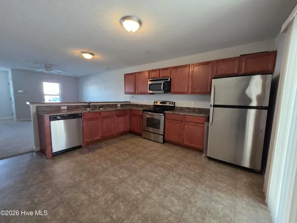 $1,350 | 433 Falls Cove, Jacksonville, NC 28546