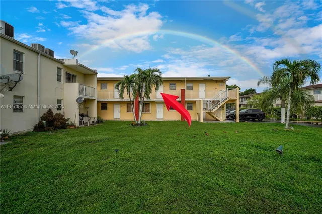 a view of a house with a yard