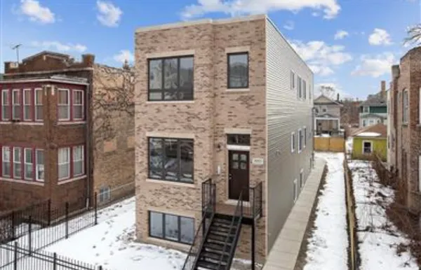 $2,700 | 5955 West Superior Street, Unit 2, Chicago, IL 60644