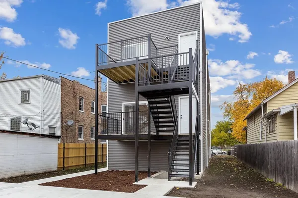 $2,700 | 5955 West Superior Street, Unit 2, Chicago, IL 60644