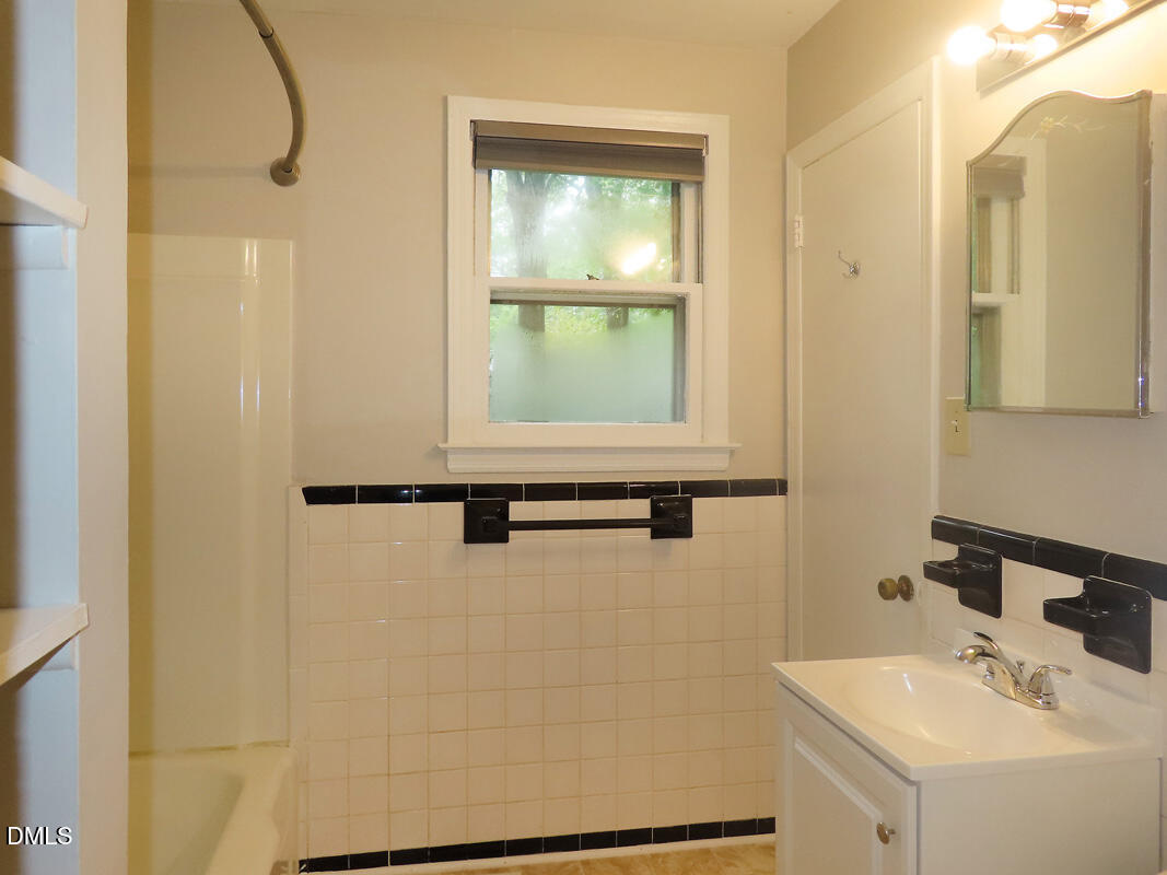 424 Ridgefield Road Chapel Hill, NC 27517 - Photo 15 of 23 Bathroom