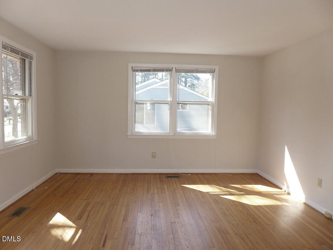 424 Ridgefield Road Chapel Hill, NC 27517 - Photo 3 of 23 Living Room