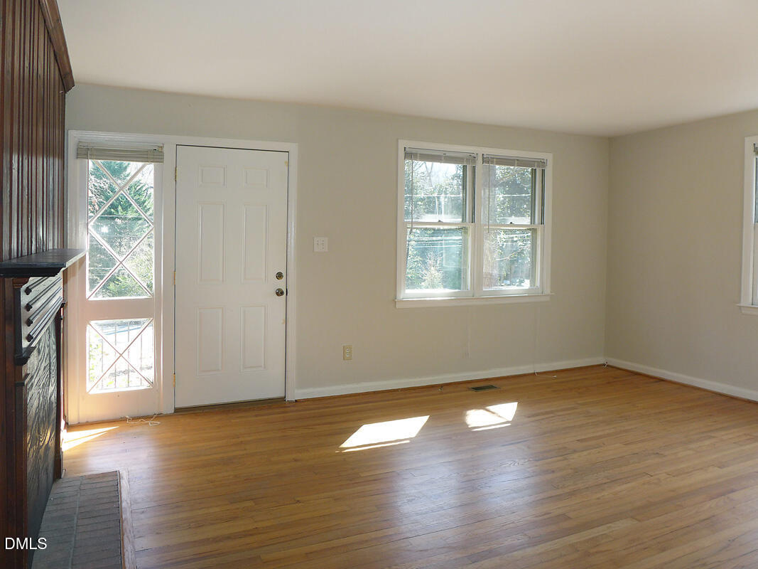 424 Ridgefield Road Chapel Hill, NC 27517 - Photo 4 of 23 Living Room