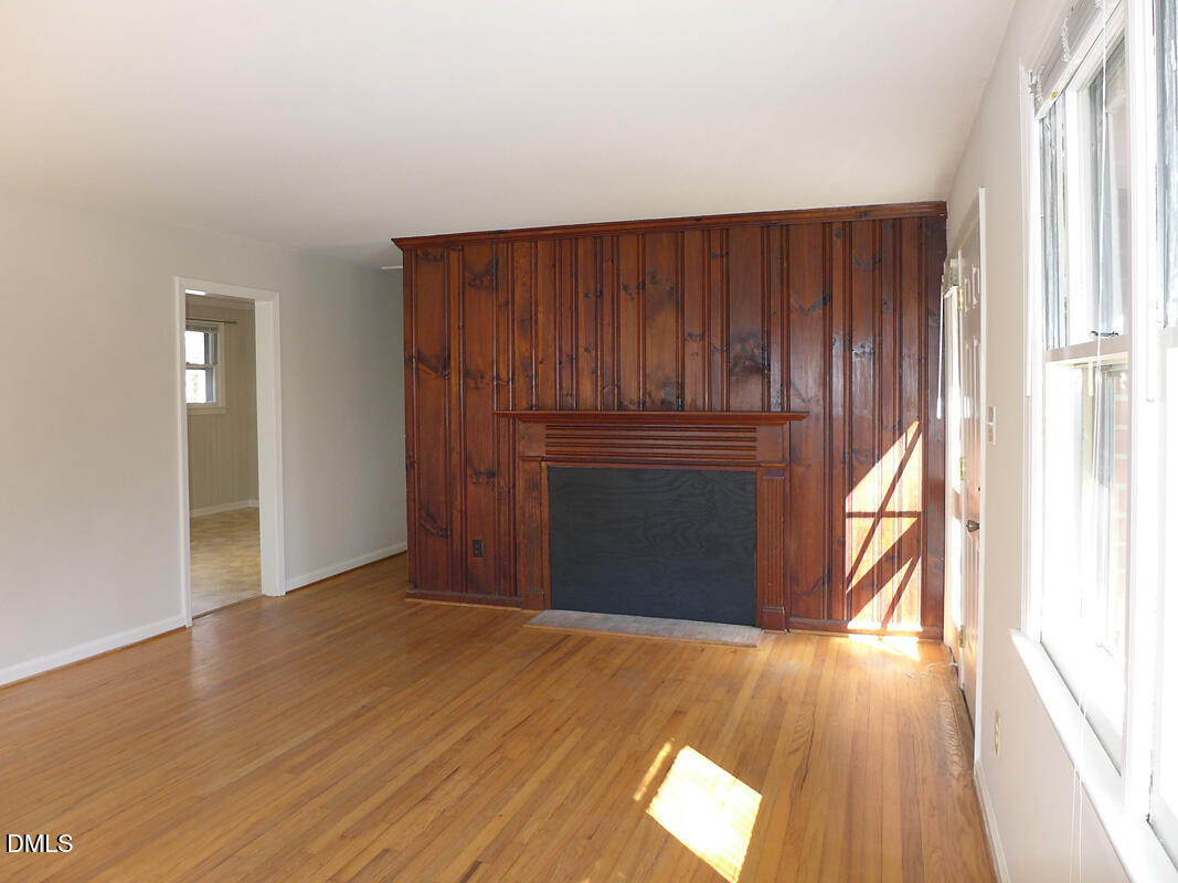 424 Ridgefield Road Chapel Hill, NC 27517 - Photo 5 of 23 Living Room