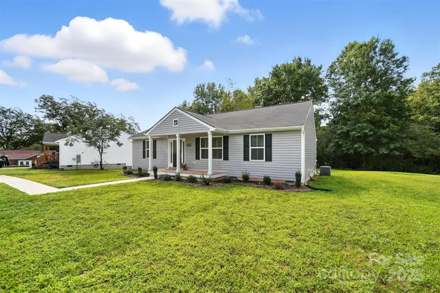 $275,000 | 3321 15th Avenue Southwest, Hickory, NC 28602