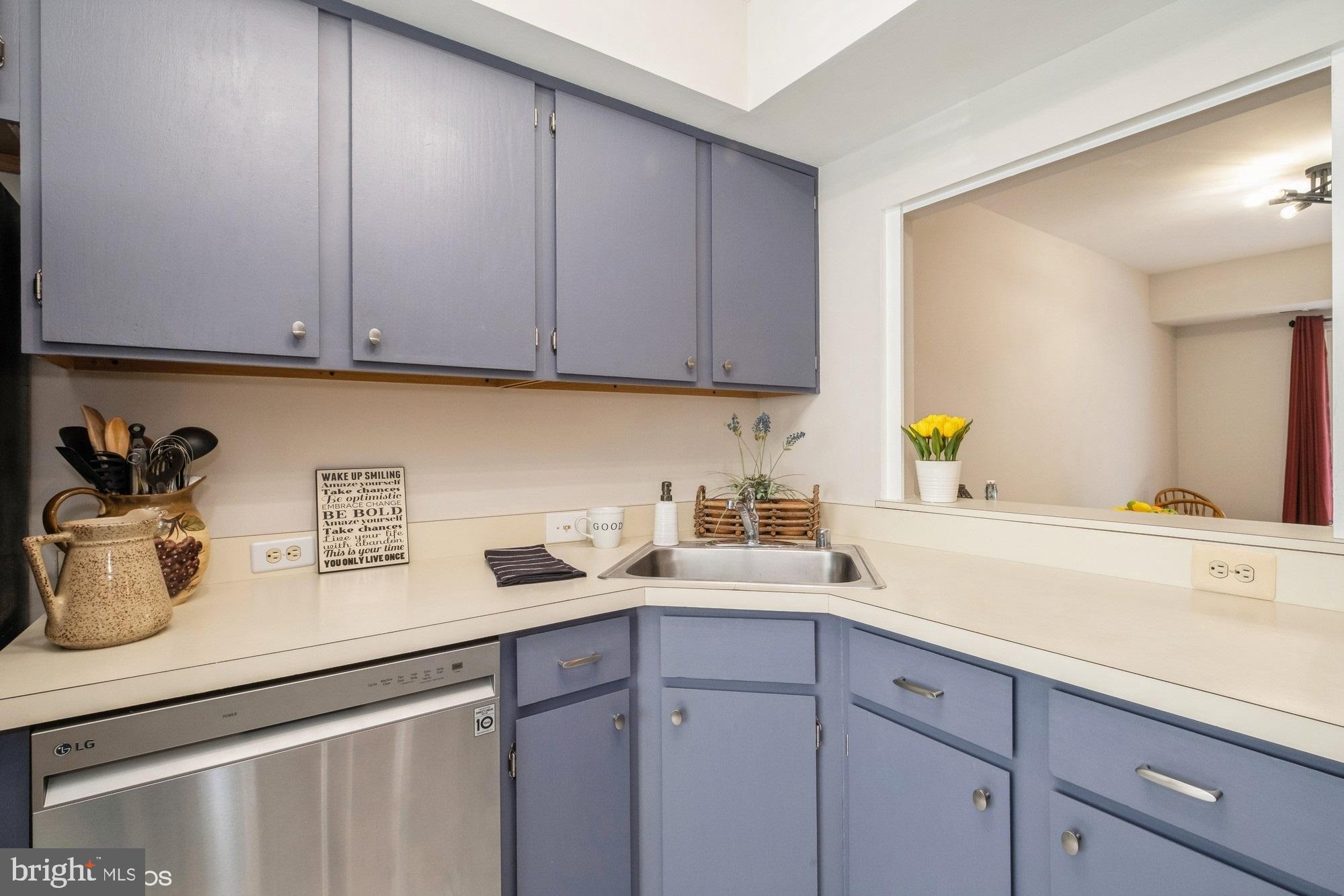 77 Sudbury Square Sterling, VA 20164 - Photo 12 of 33 Inviting - Bright Kitchen