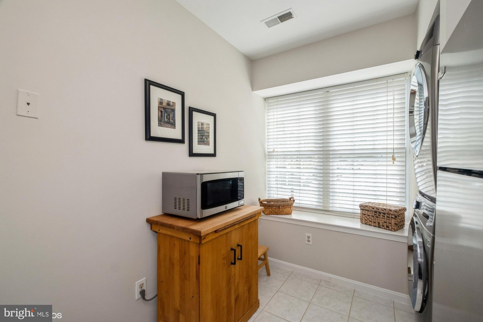 77 Sudbury Square Sterling, VA 20164 - Photo 15 of 33 Window Seat in Kitchen