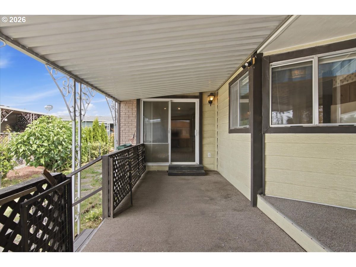 5422 Portland Road Northeast, Unit 104 Salem, OR 97305 - Photo 30 of 40 Porch