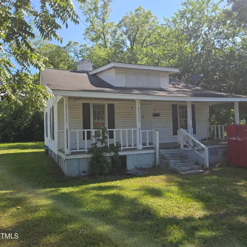 a view of house with a big yard