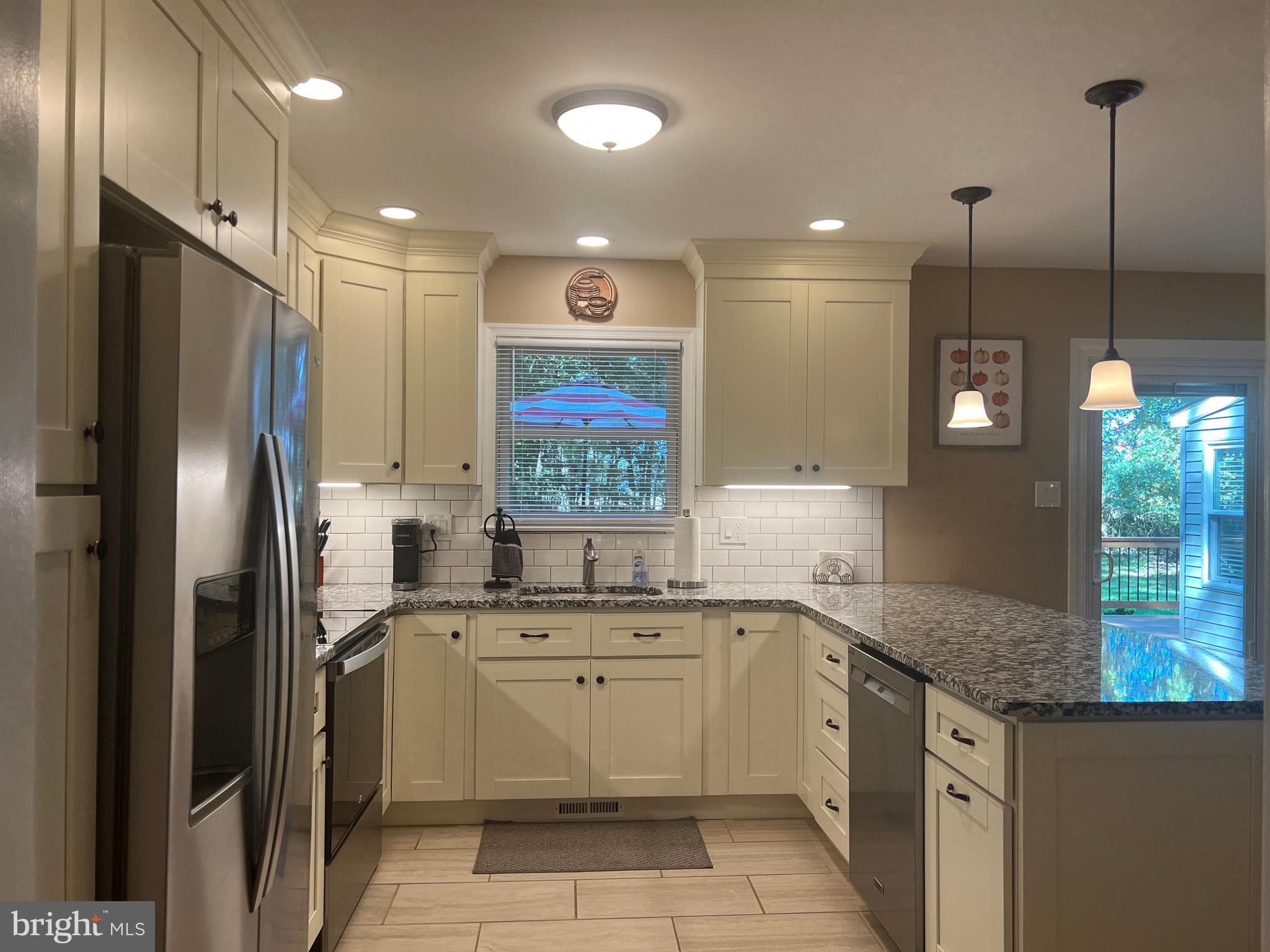 13 Washington Way Tabernacle, NJ 08088 - Photo 5 of 31 Beautiful new updated kitchen with granite