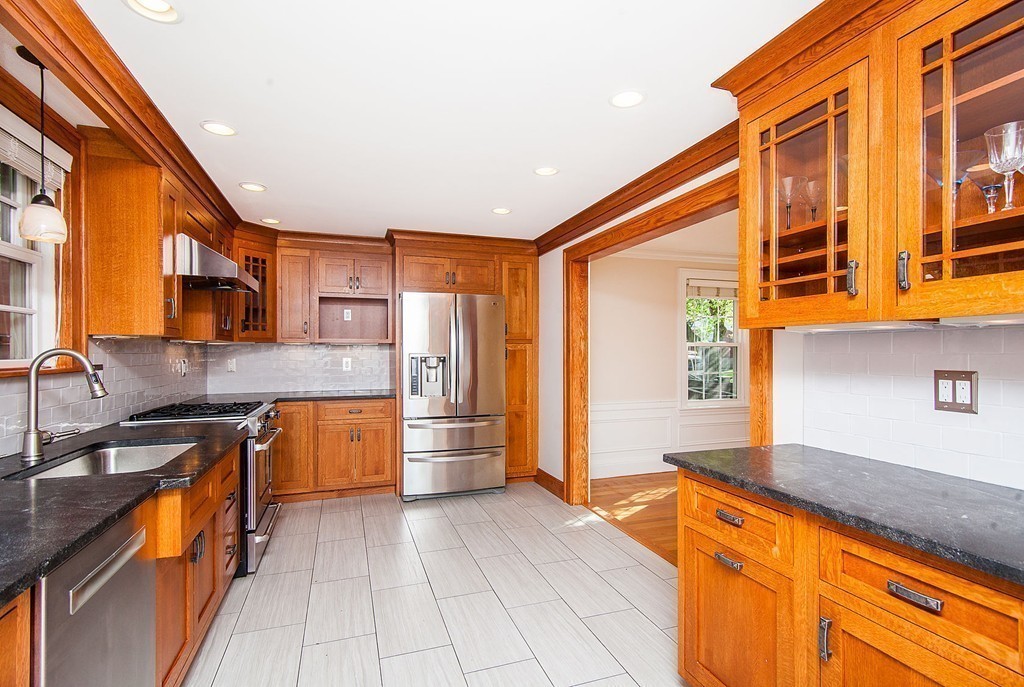 182 Standish Road Watertown, MA 02472 - Photo 4 of 28