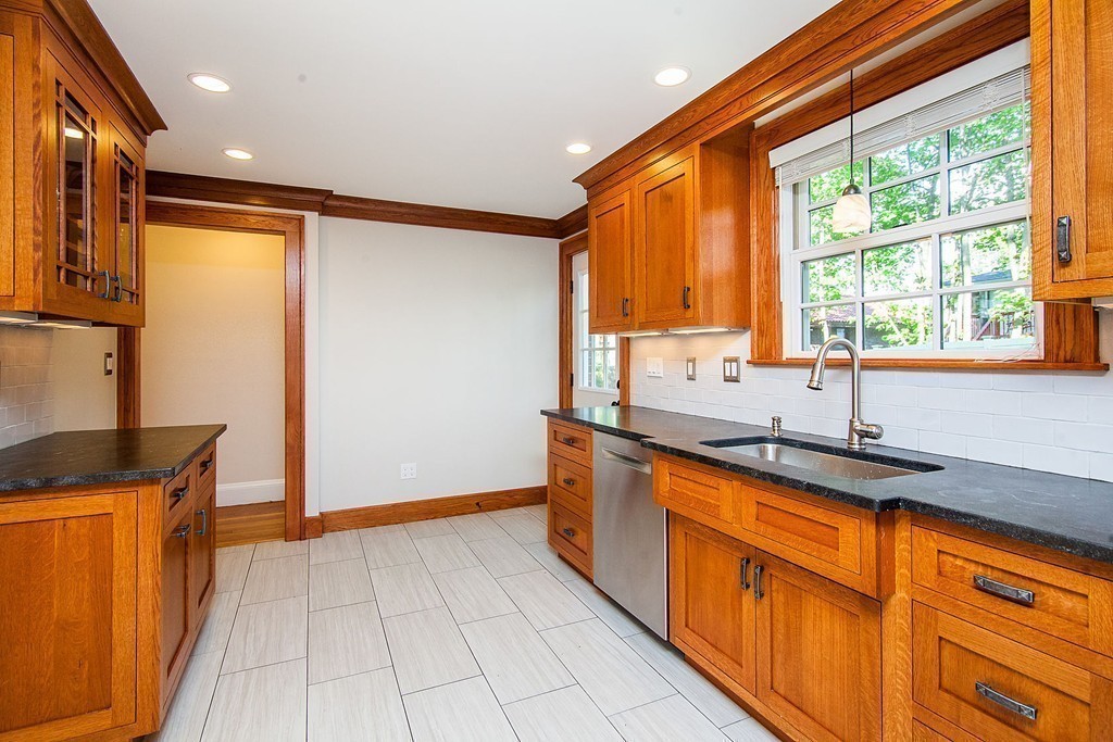 182 Standish Road Watertown, MA 02472 - Photo 10 of 28