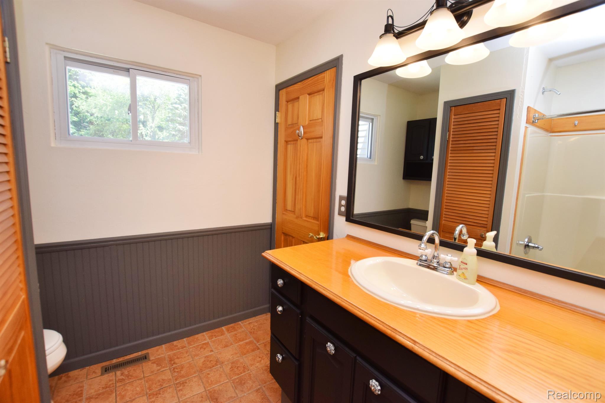 8087 East Carpenter Road Davison, MI 48423 - Photo 18 of 40 Full Bath Second Level