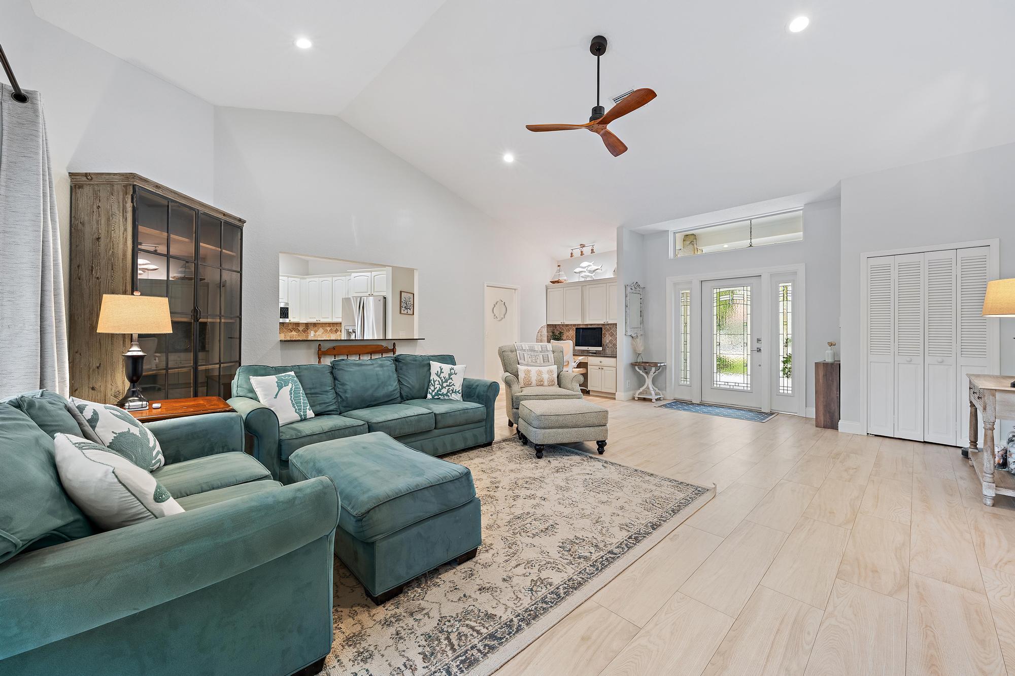 6462 Winding Lake Drive Jupiter, FL 33458 - Photo 10 of 42 Living Room