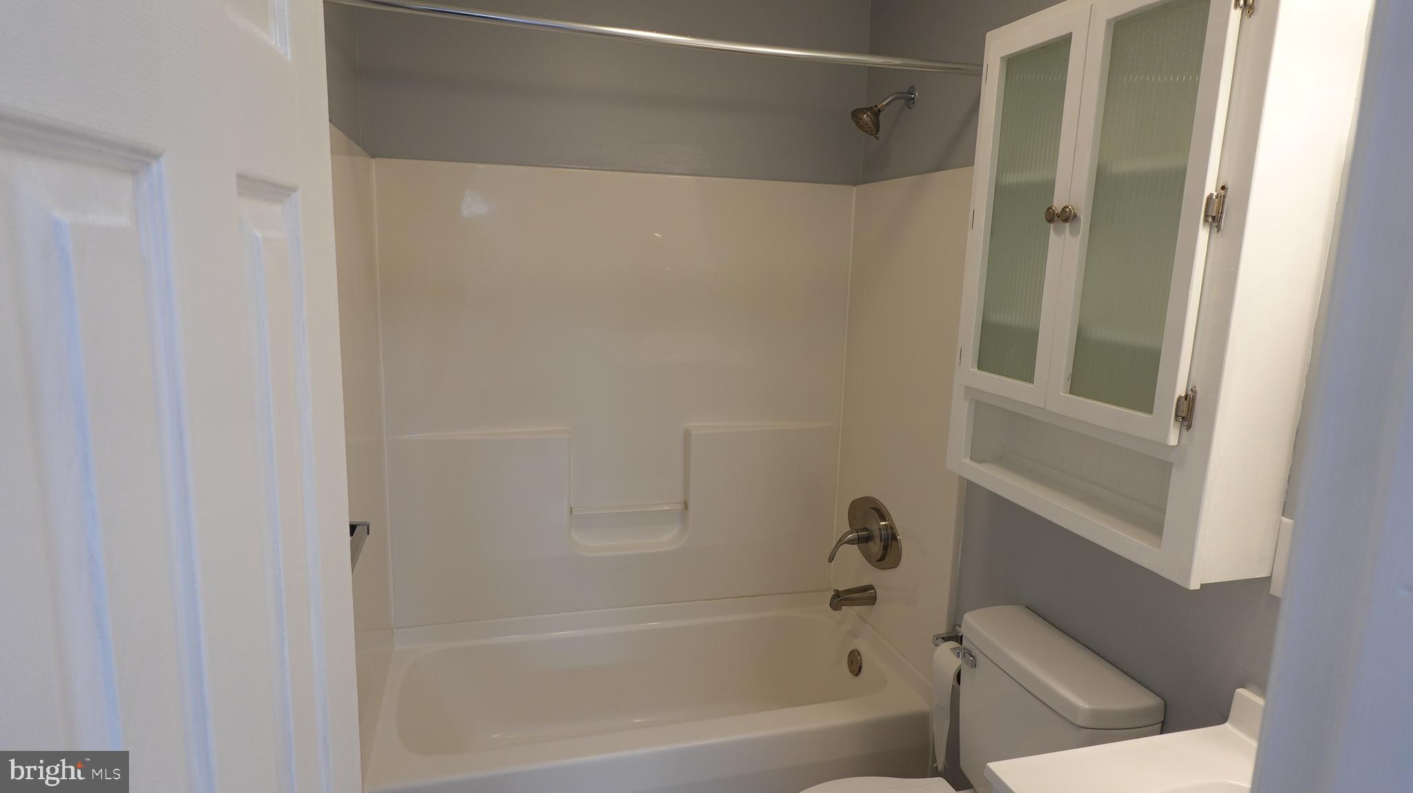 317 Devonshire Road Hagerstown, MD 21740 - Photo 33 of 114 a bathroom with a bathtub