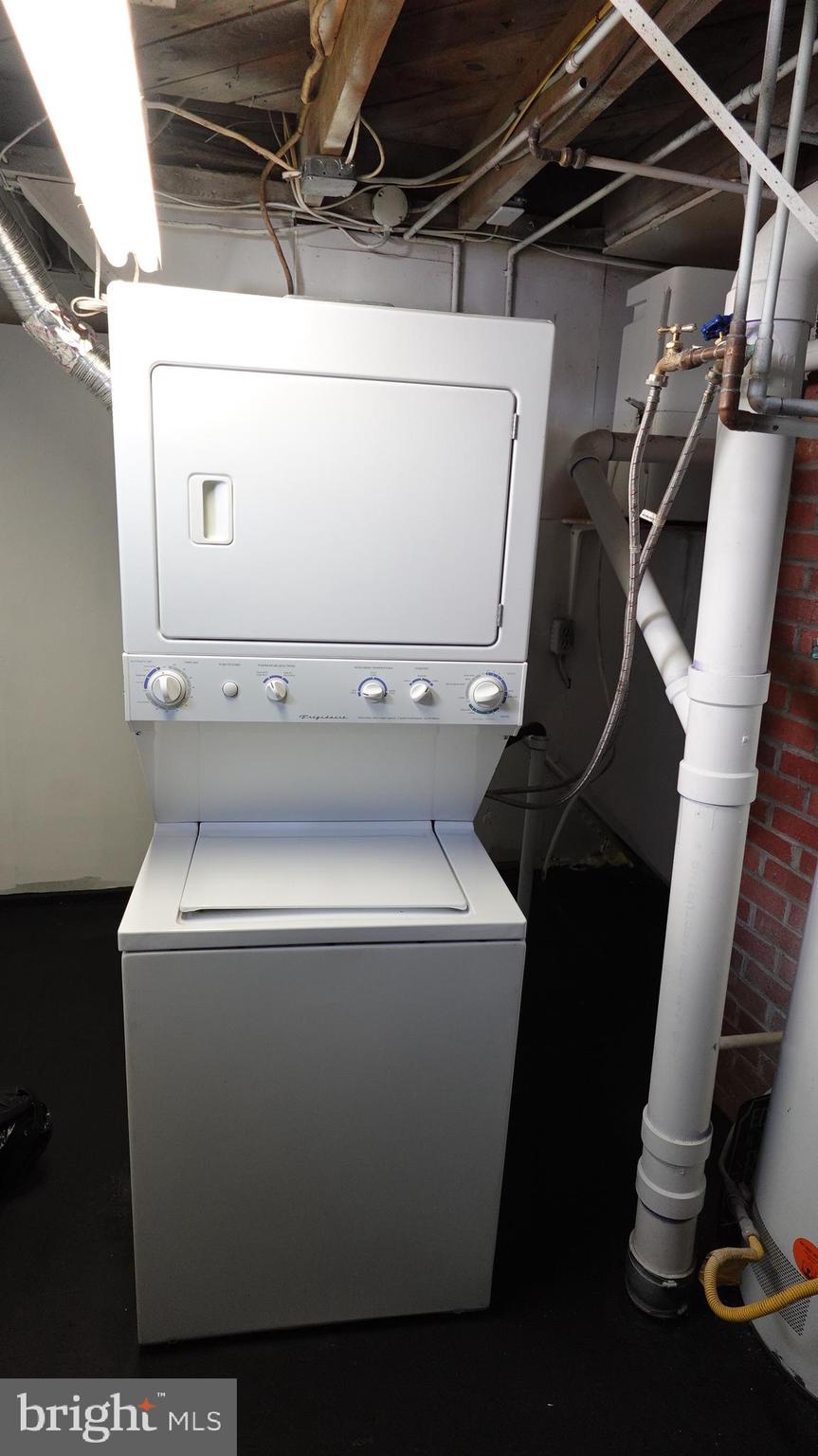 317 Devonshire Road Hagerstown, MD 21740 - Photo 77 of 114 a utility room with dryer and washer