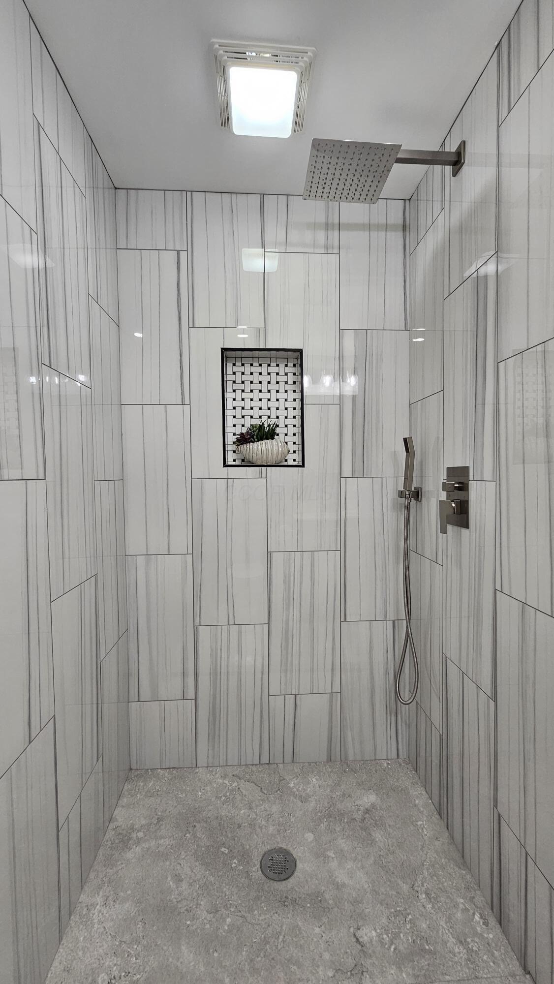 1398 Lockbourne Road Columbus, OH 43206 - Photo 24 of 37 master bathroom