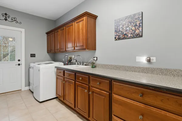 $800,000 | 2321 Courtland Court, Aurora, IL 60502