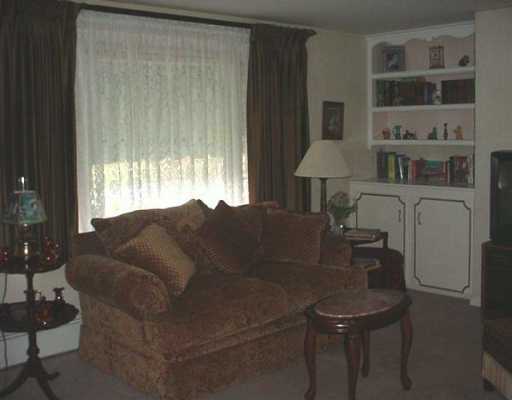 25 Rustic Way Warwick, RI 02886 - Photo 2 of 8 Living Room.