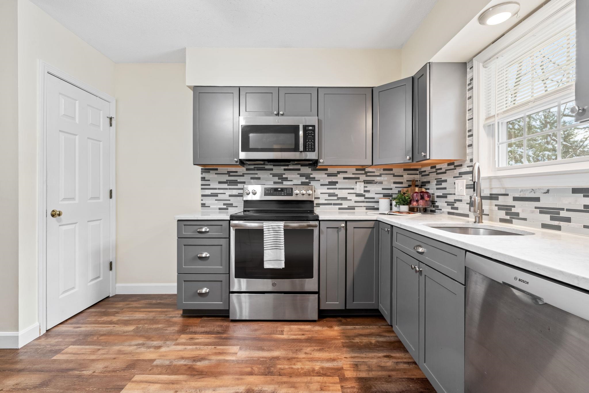 130 Golfview Drive Manchester, NH 03102 - Photo 8 of 24