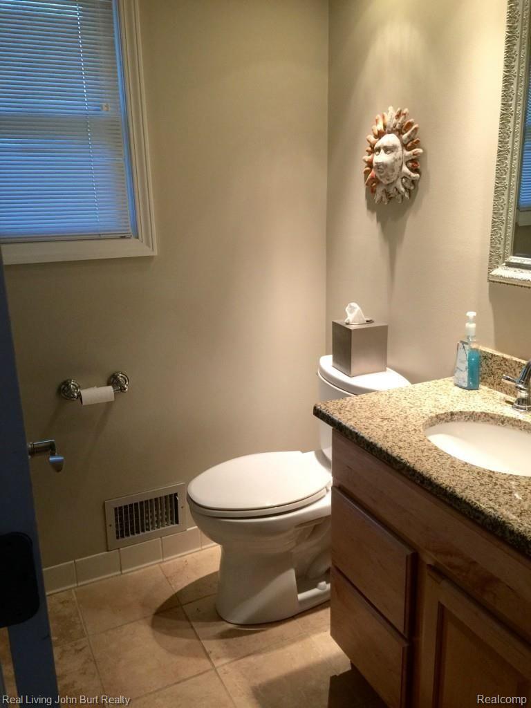 188 Texas Avenue Rochester, MI 48309 - Photo 11 of 31 BATHROOM WITH GRANITE