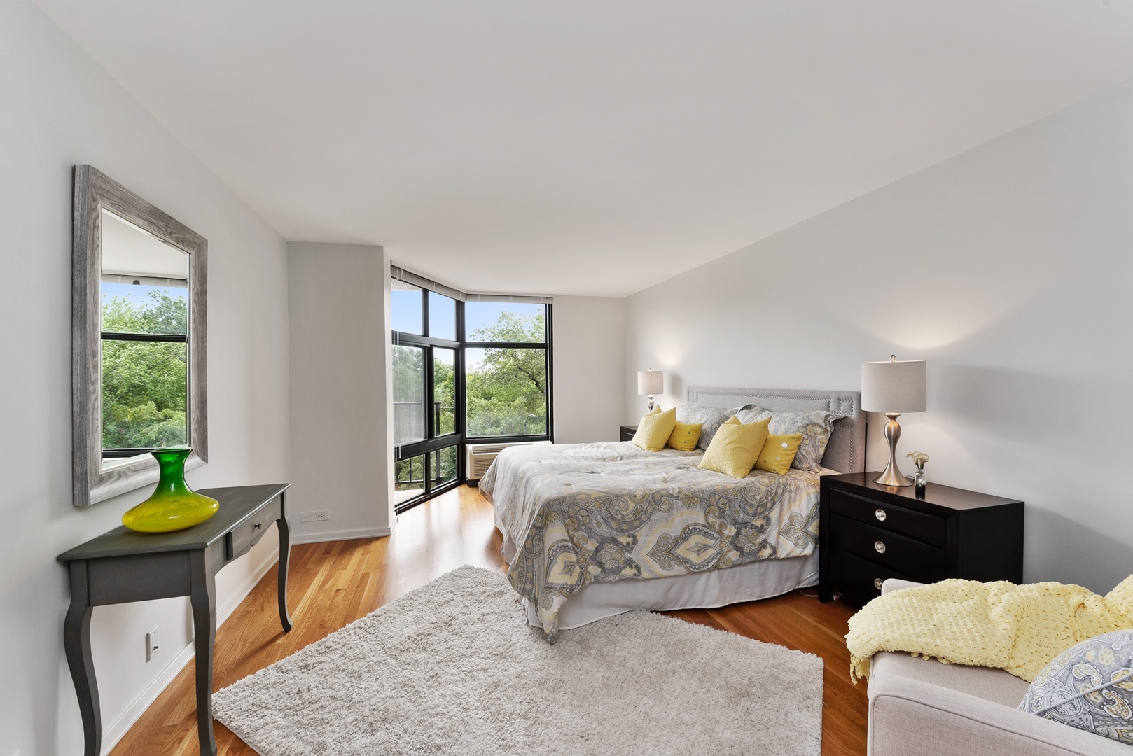 1920 North Clark Street, Unit 4B Chicago, IL 60614 - Photo 8 of 21 a bedroom with a bed and a window