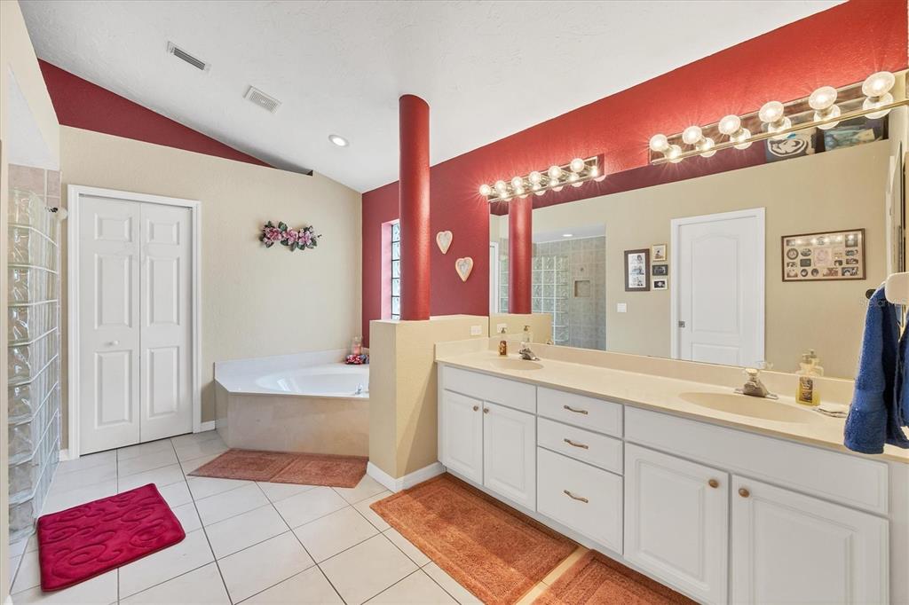 3350 Yonge Avenue, Unit 31 Sarasota, FL 34235 - Photo 15 of 39 a spacious bathroom with a double vanity sink mirror and bathtub