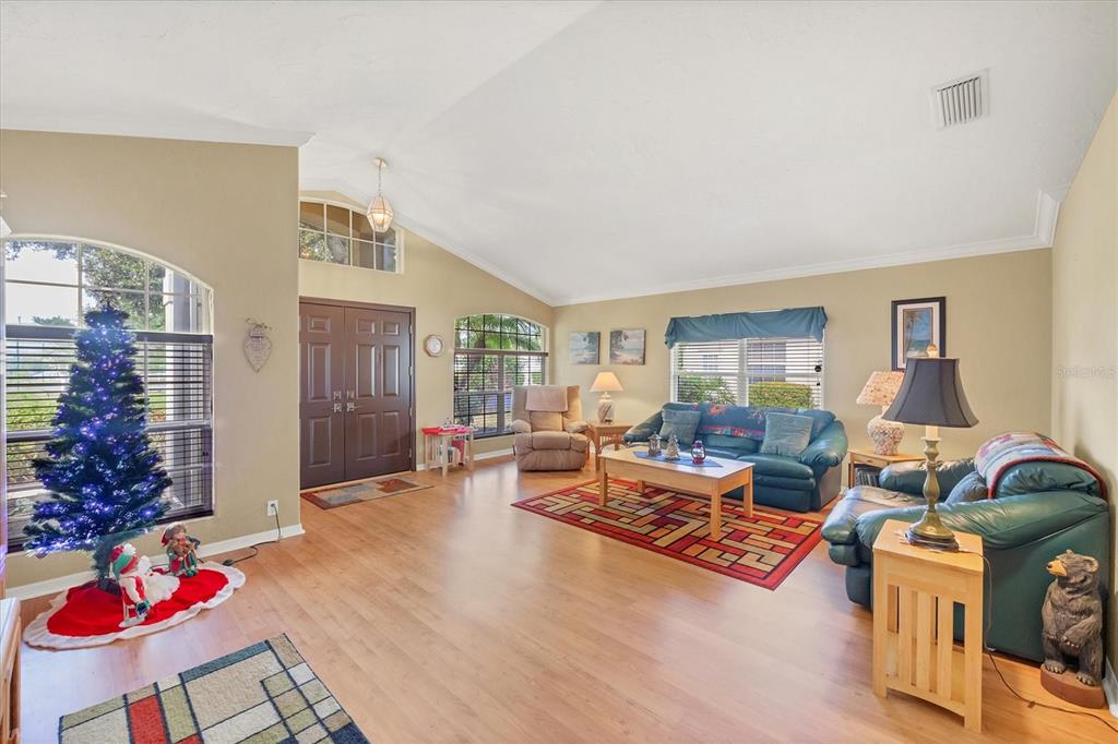 3350 Yonge Avenue, Unit 31 Sarasota, FL 34235 - Photo 4 of 39 a living room with furniture and a potted plant