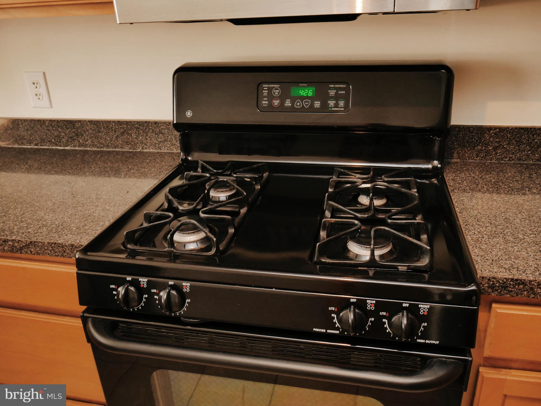 350 G Street Southwest, Unit N501 Washington, DC 20024 - Photo 35 of 49 a close view of stove top oven