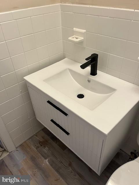 511 Lisbeth Road Newark, DE 19713 - Photo 3 of 13 a bathroom with a sink and a shower