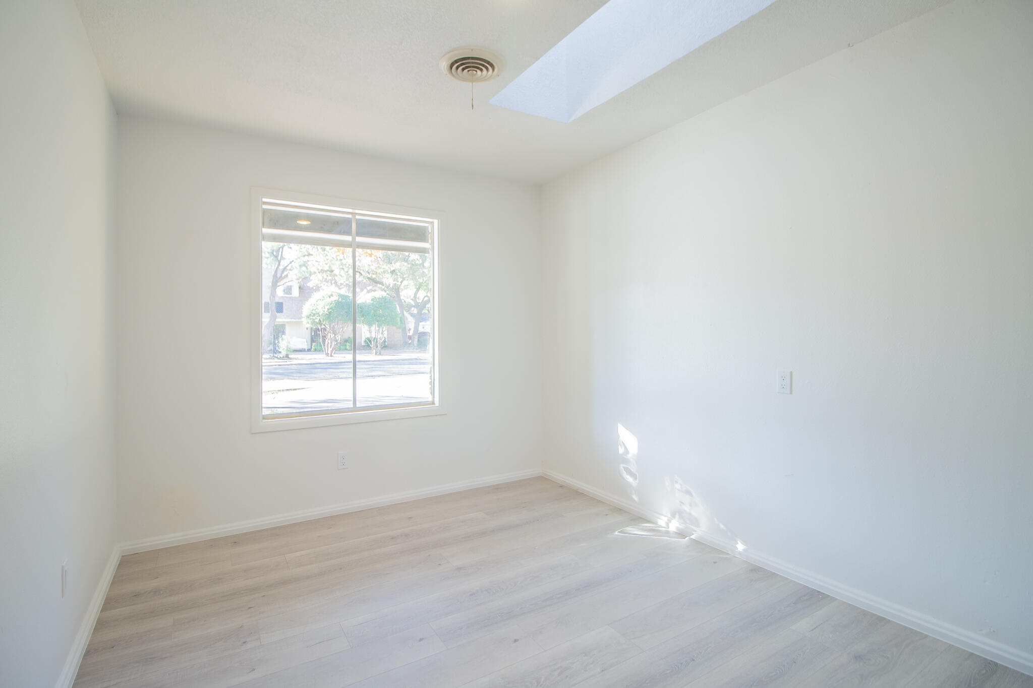 3602 63rd Drive Lubbock, TX 79413 - Photo 20 of 33 an empty room with a window
