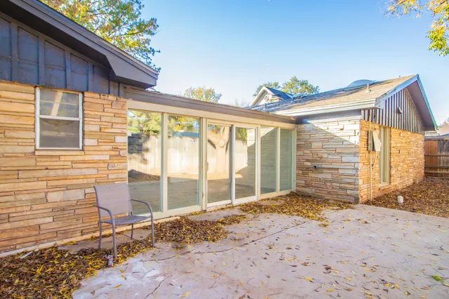a view of a house with a backyard