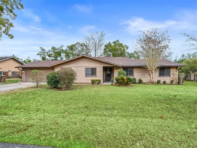 a view of a yard in front of house