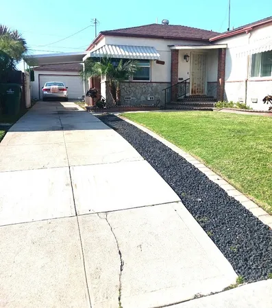 a view of a house with backyard