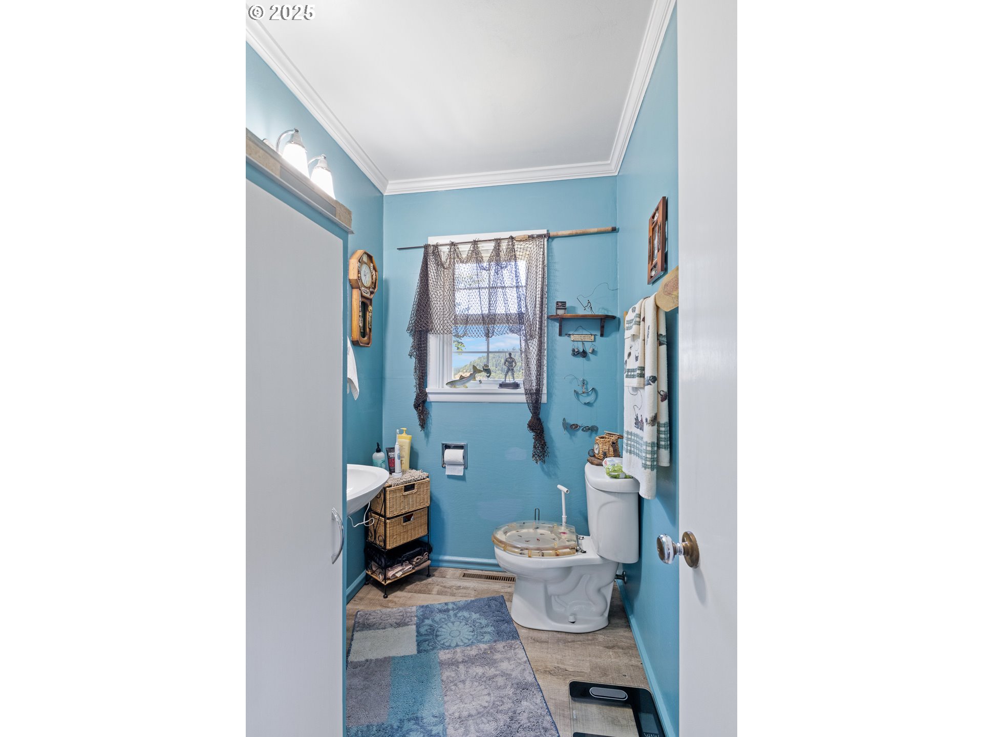 1211 Fairview Street Myrtle Point, OR 97458 - Photo 21 of 48 a bathroom with a toilet and a shower curtain