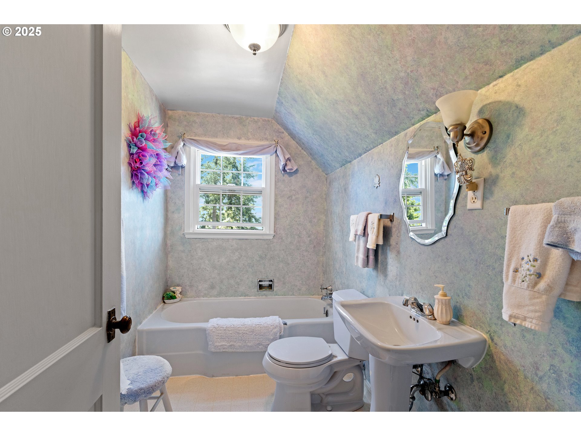 1211 Fairview Street Myrtle Point, OR 97458 - Photo 38 of 48 a bathroom with a sink mirror and tub