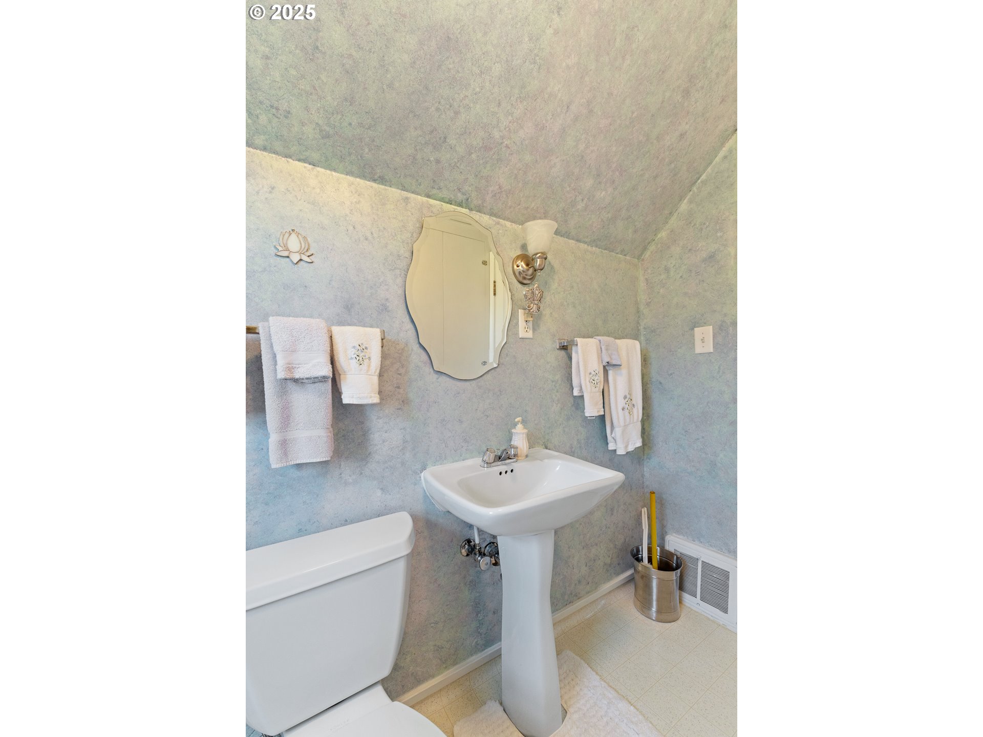 1211 Fairview Street Myrtle Point, OR 97458 - Photo 39 of 48 a bathroom with a sink mirror and toilet