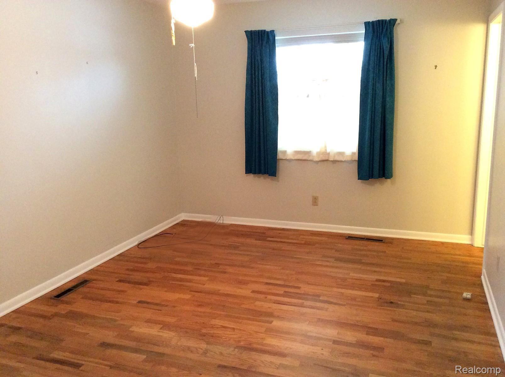 3504 North Gale Road Davison, MI 48423 - Photo 15 of 26 MASTER BEDROOM.jpg