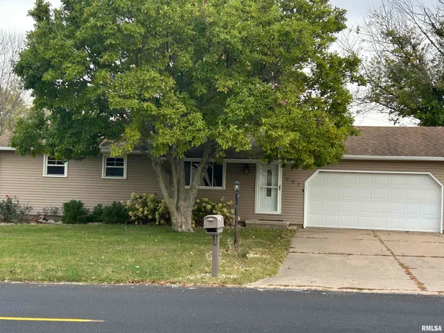 $180,000 | 607 South Summit Drive, Washington, IL 61571