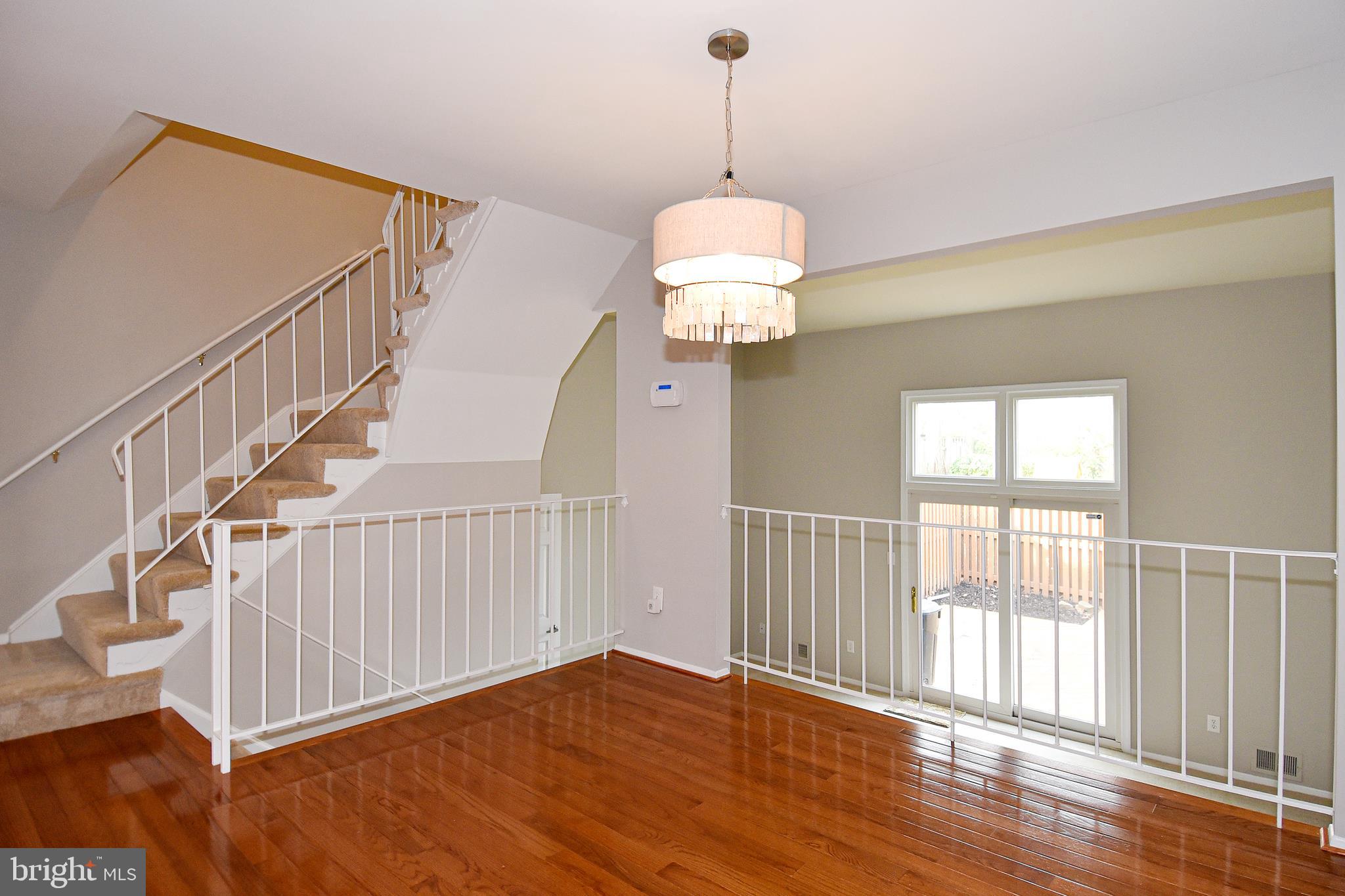 2412 Alsop Court Reston, VA 20191 - Photo 7 of 44 Spaciousness abounds!