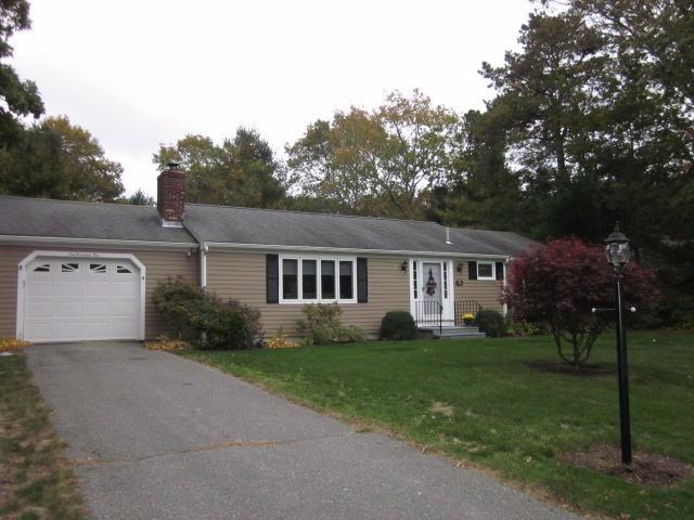 a view of a house with backyard and garden