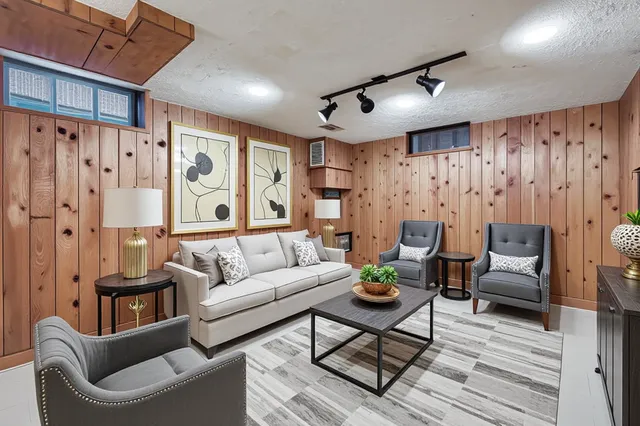 $489,900 | 1581 West Pinehurst Avenue, St. Paul, MN 55116