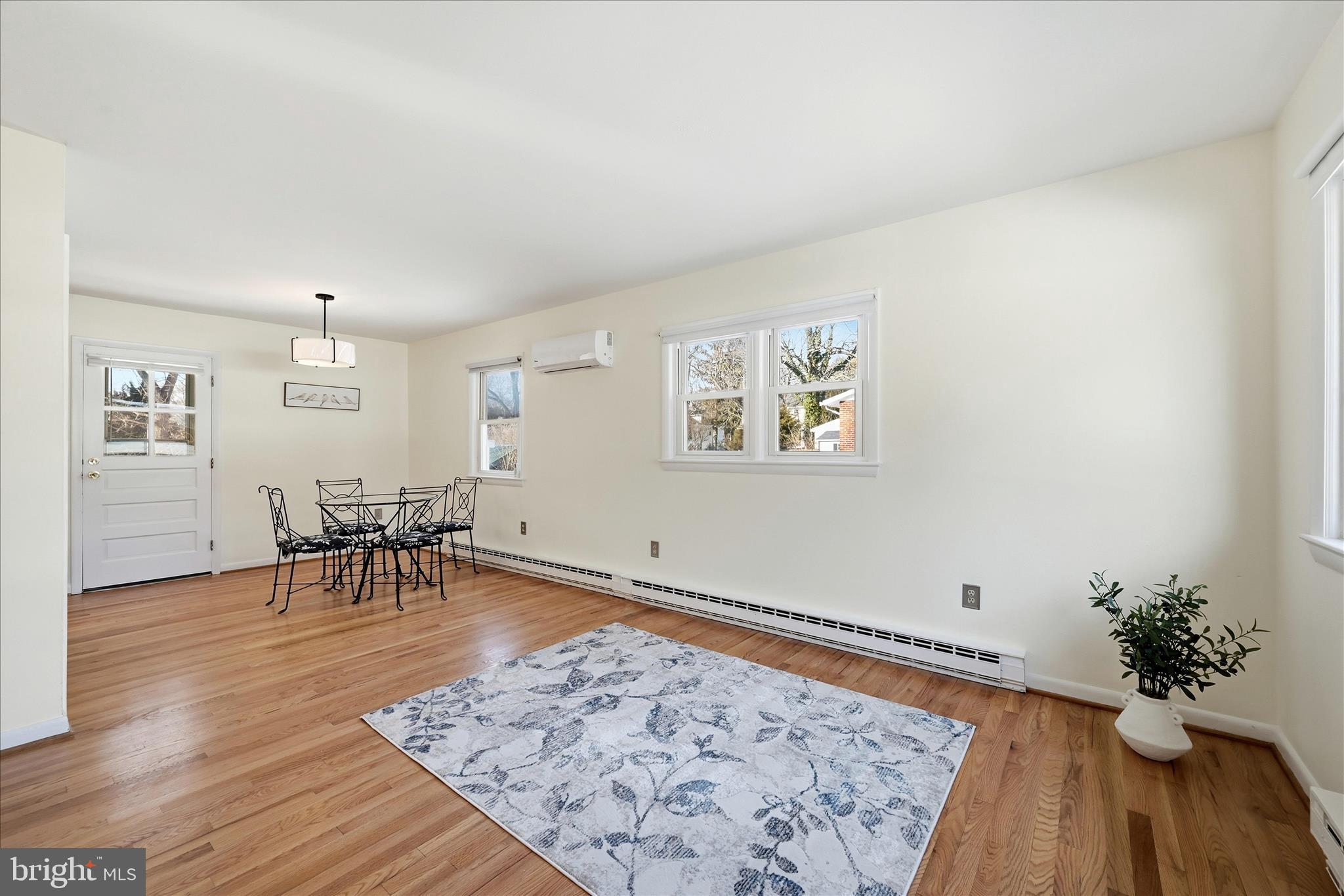 311 South Buckmarsh Street Berryville, VA 22611 - Photo 5 of 47 Living Room