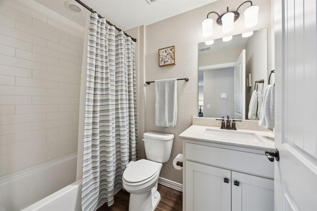 9304 Riverlight Road McKinney, TX 75071 - Photo 22 of 33 Full Bath Just Off Guest Bedroom
