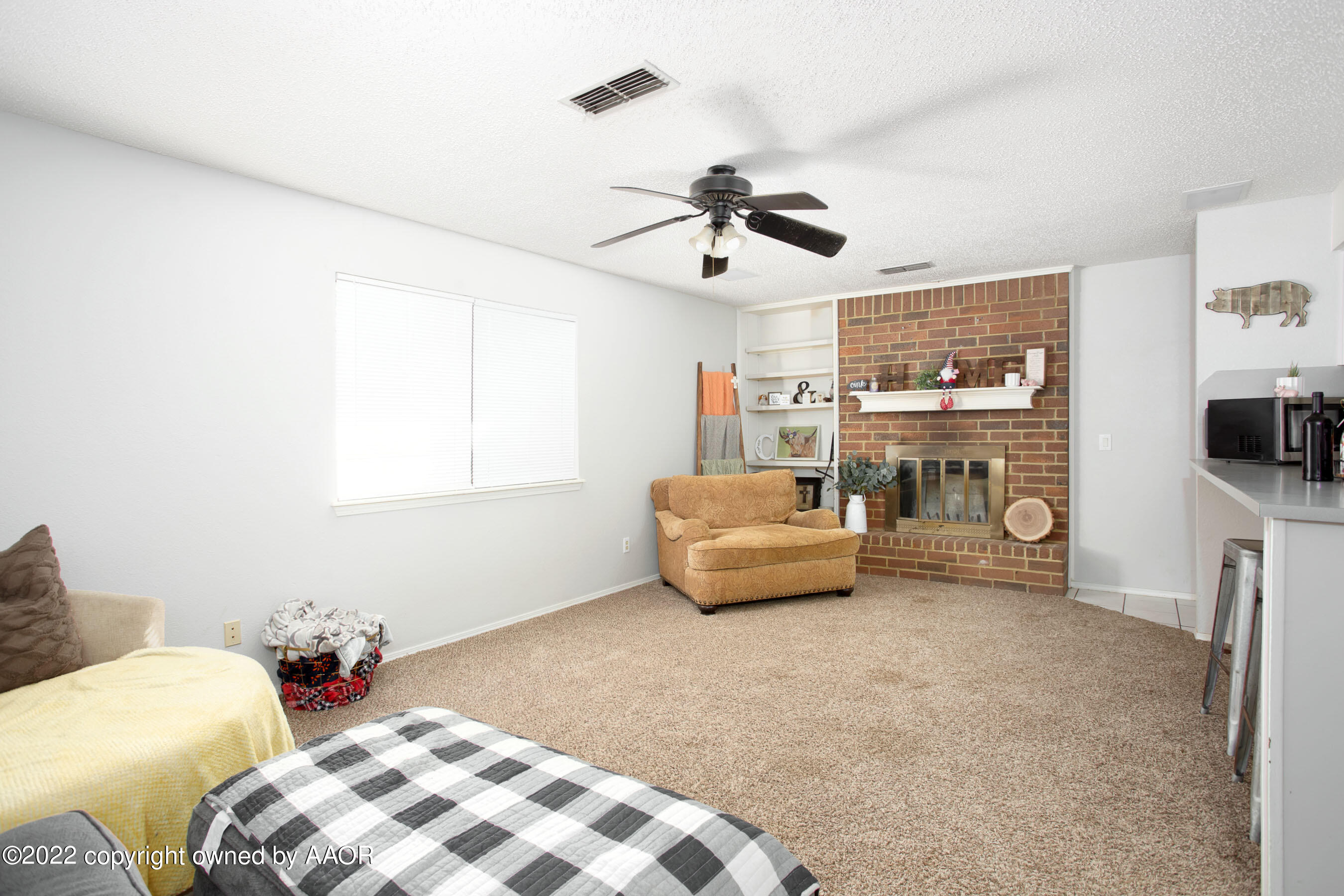 5202 Raindrop Lane Amarillo, TX 79110 - Photo 4 of 21 Living Room