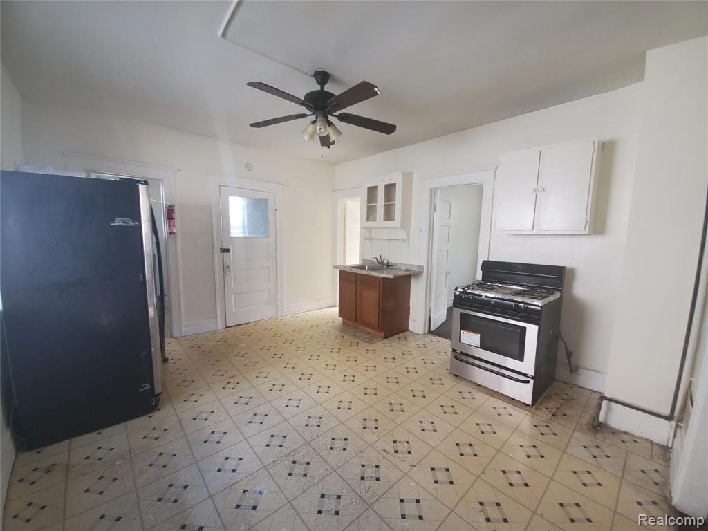 9334 Charest Street Hamtramck, MI 48212 - Photo 5 of 9