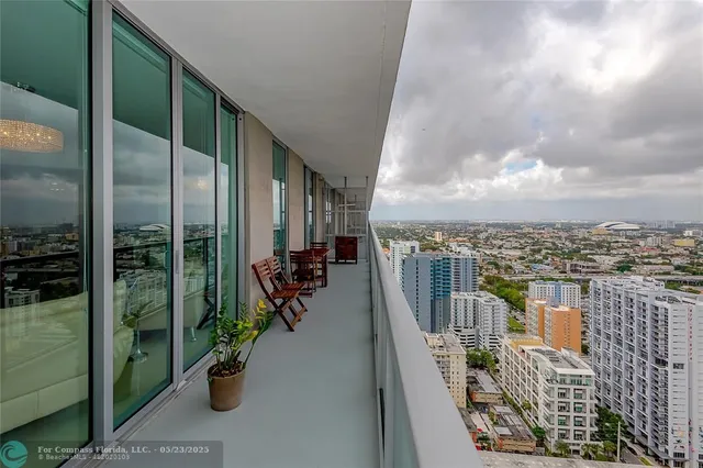 $6,850 | 1111 Southwest 1st Avenue, Unit PH3920, Miami, FL 33130