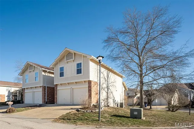 $300,000 | 1337 Stone Run Drive, Ballwin, MO 63021