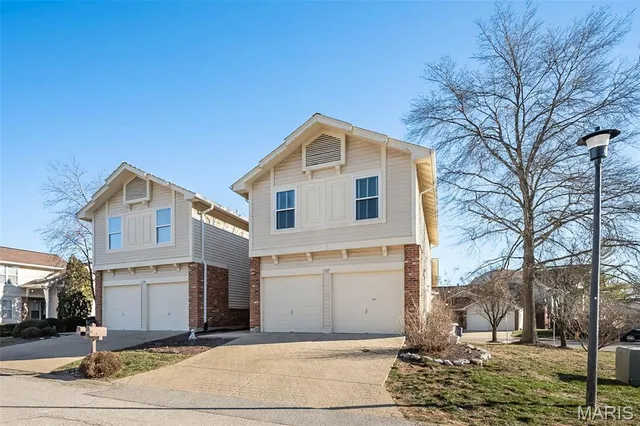 $300,000 | 1337 Stone Run Drive, Ballwin, MO 63021