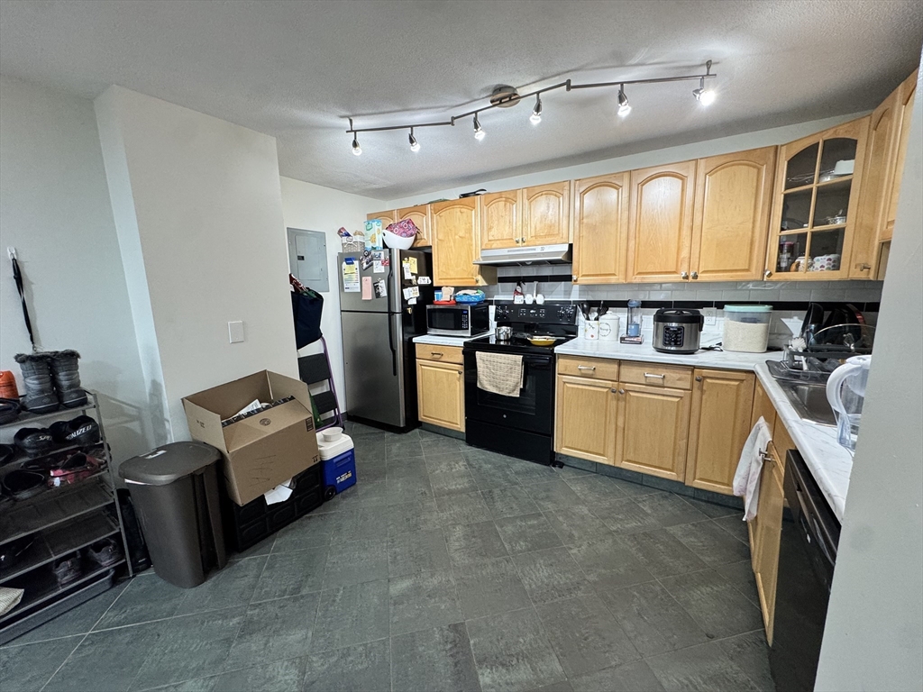 14 A Mayberry Drive, Unit 10 Westborough, MA 01581 - Photo 6 of 25 a kitchen with lots of counter top space